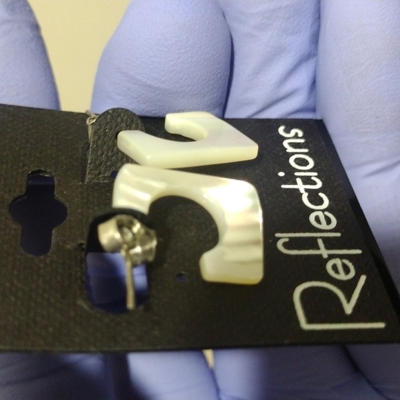 Women's Silver-tone Hardware Small Seashell Open Hoop Design Earrings 0.75", #4 - Picture 4 of 4